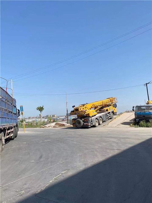 西宁市25吨吊车的租赁价格大概是多少？