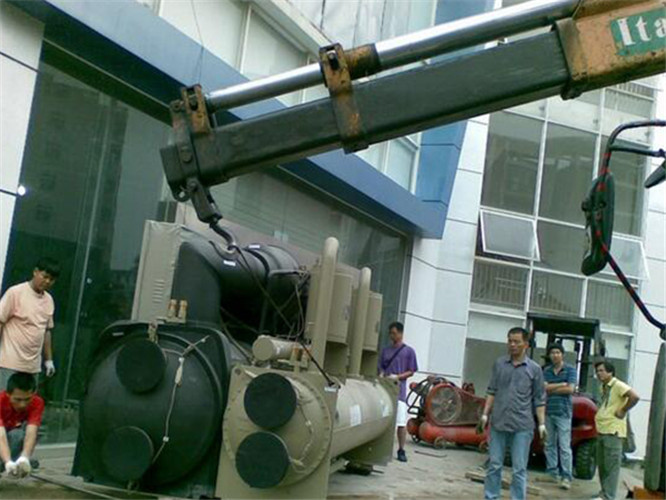 西宁市随车吊和汽车吊的核心区别是什么？哪种更省钱？