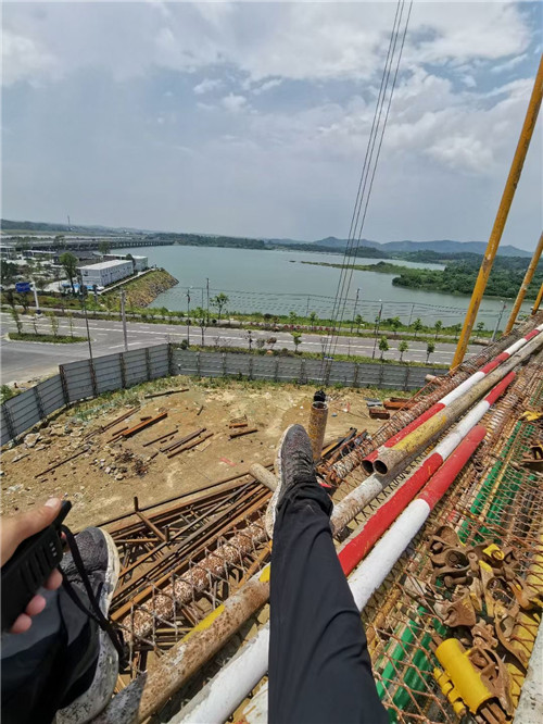 西宁市作业中发生设备损坏或人员意外，责任怎么划分？