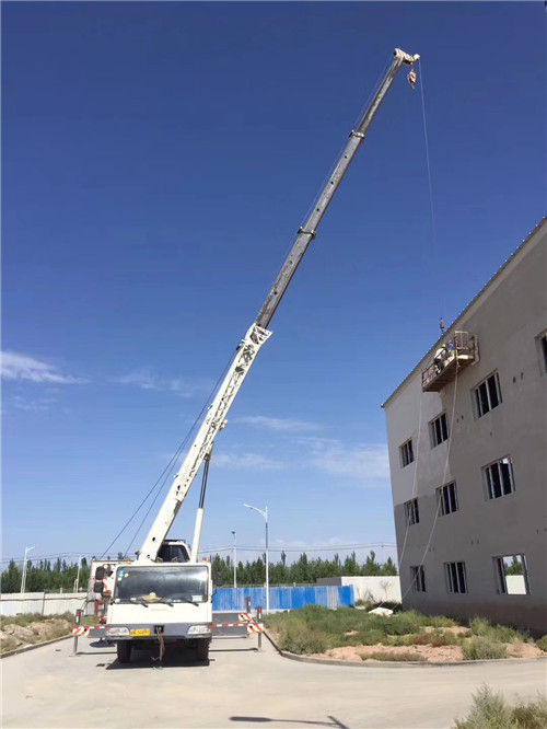 西宁市“轻装强干”—— 吊车的 “轻量化臂架” 技术