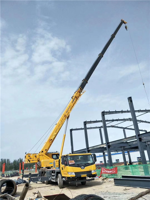 西宁市超高层建筑钢结构吊装案例